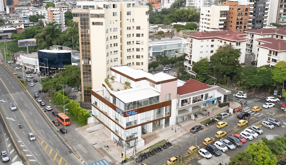 Vista frontal de la Clínica San Rafael, mostrando su entrada principal y arquitectura moderna.