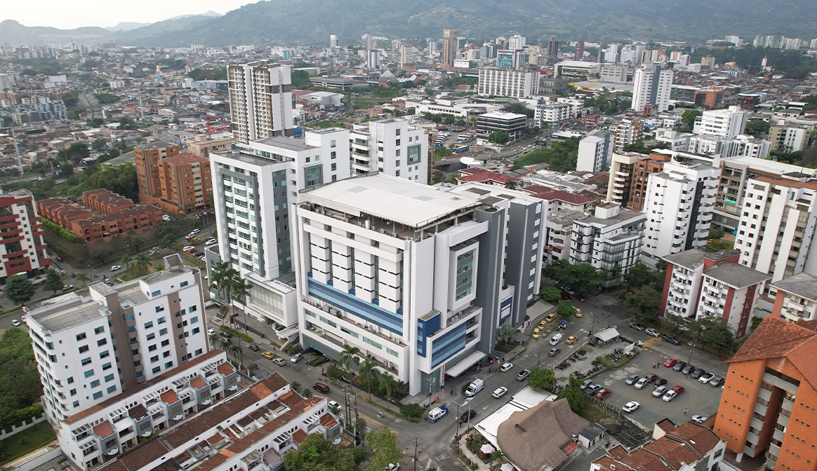 Vista frontal de la Clínica San Rafael, mostrando su entrada principal y arquitectura moderna.